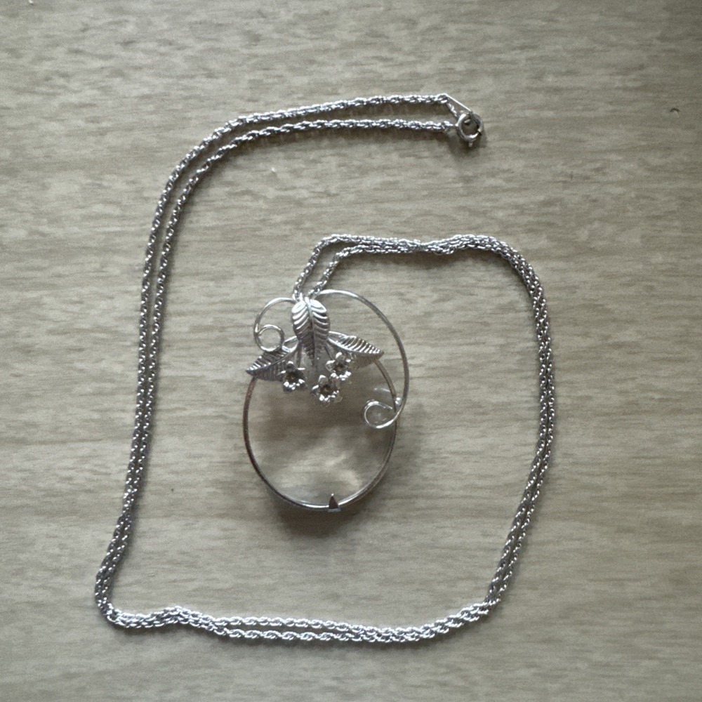 Vintage Magnifying Glass Pendant Necklace Silver Tone Grapevine Floral Lorgnette